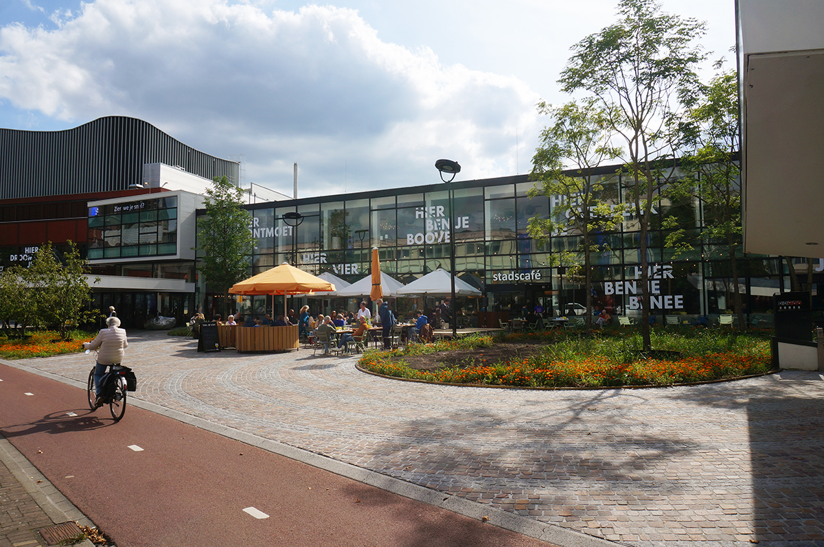 Plein voor Schouwburg Tilburg is locatie Rouwen & Vieren